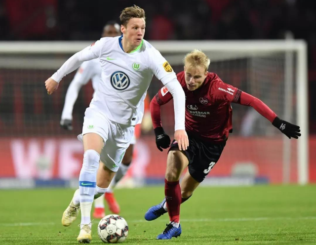 包含关键时刻罗马调整名单以备德甲，伤情更新环节打磨，压力陡增，赛程密集仍需轮换的词条